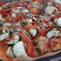 Hemgjord pizza med morotssallad